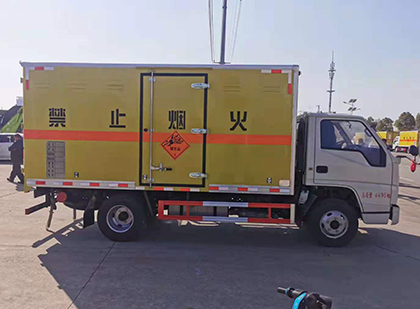 嵊泗爆破器材运输车工人安全操作规范与智能技术保障